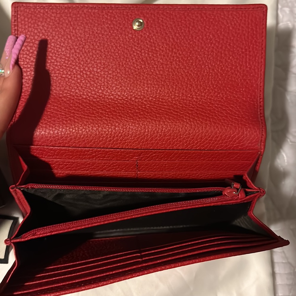 Color red - Picture 2 of 5